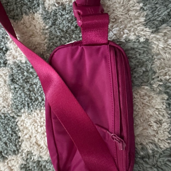 Lululemon Everywhere Belt Bag - Wild Berry - Picture 4 of 4
